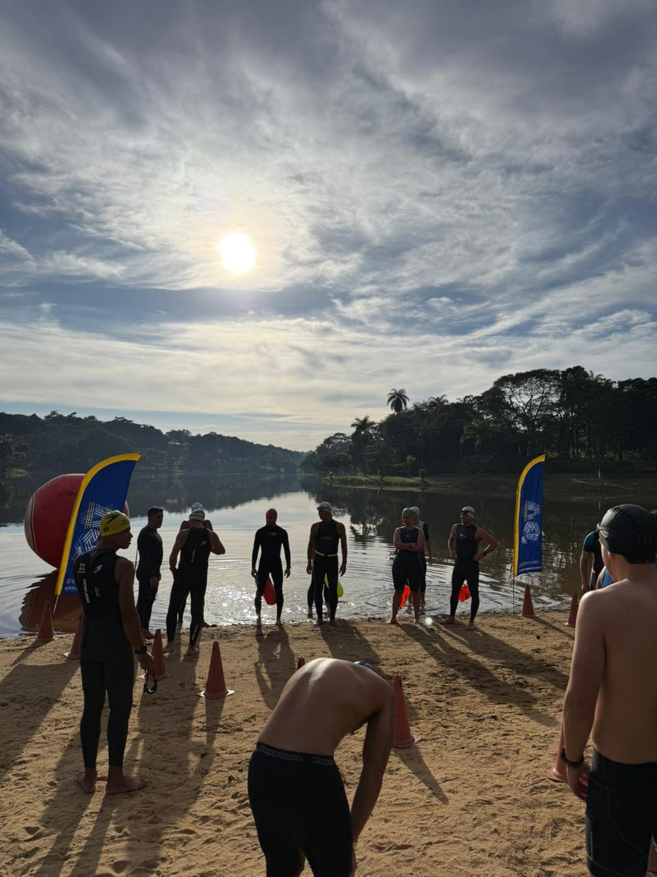 Atletas se preparando na margem da lagoa