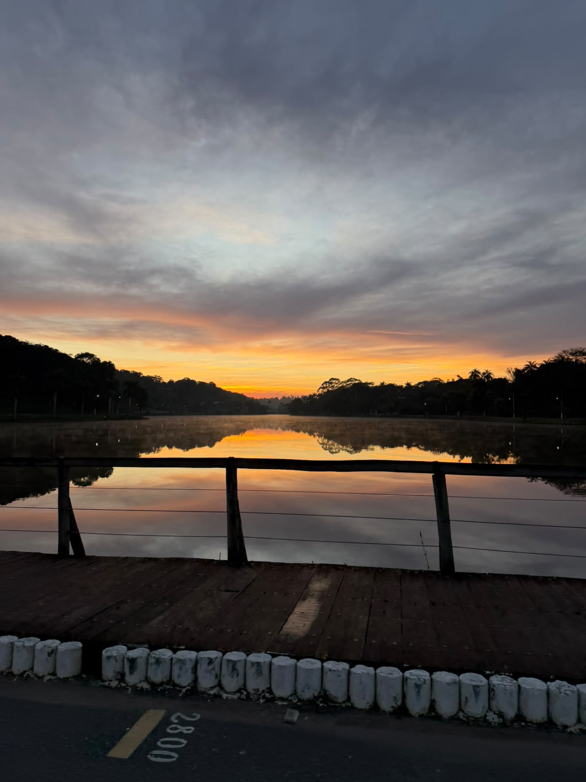 Lagoa do Condom&iacute;nio Nossa Fazenda ao amanhecer
